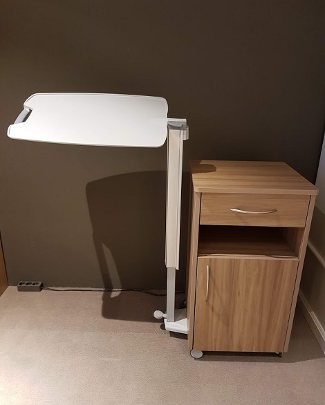 Nachtkast met eettafel, leestafel, draaibaar, hoog 70 cm.zorgbed
